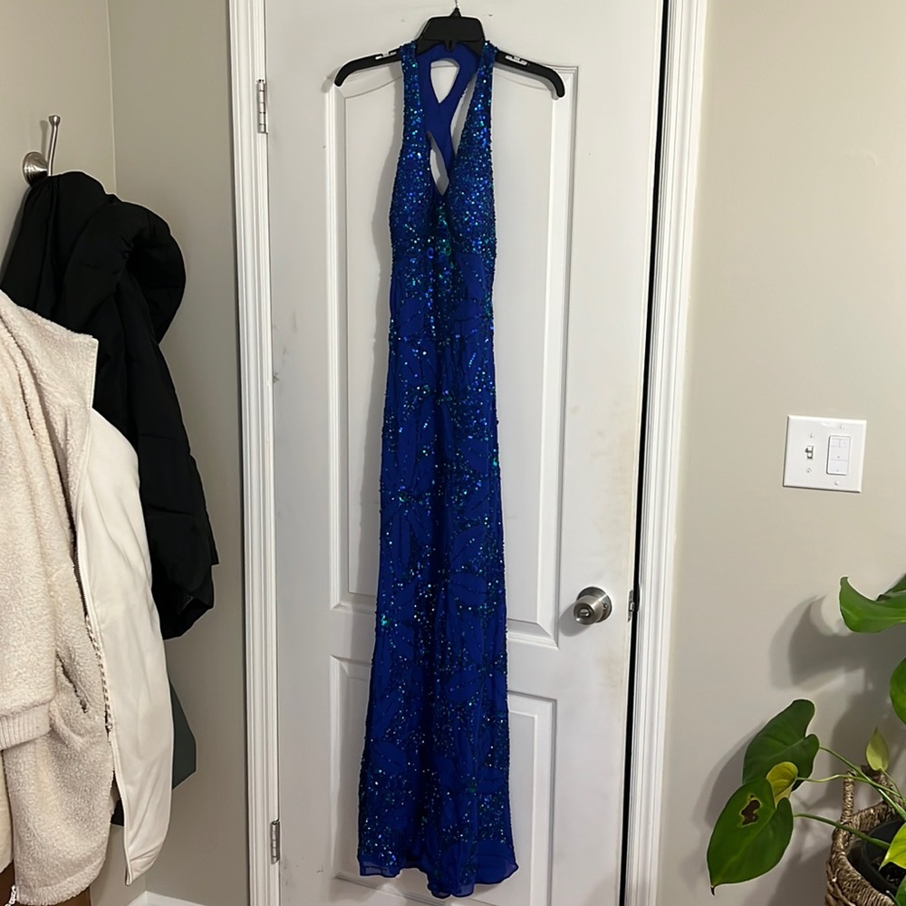 This is a stunner!! Blue and green sequin size 4 Adrianna Papell formal gown